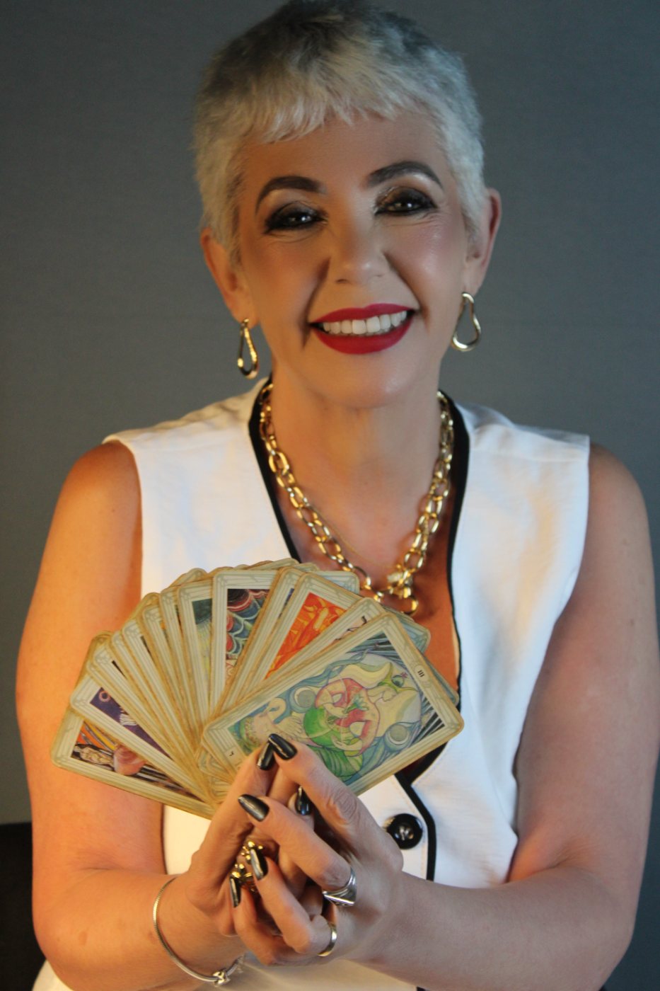 Márcia Seabra segurando cartas do Tarot de Thoth
